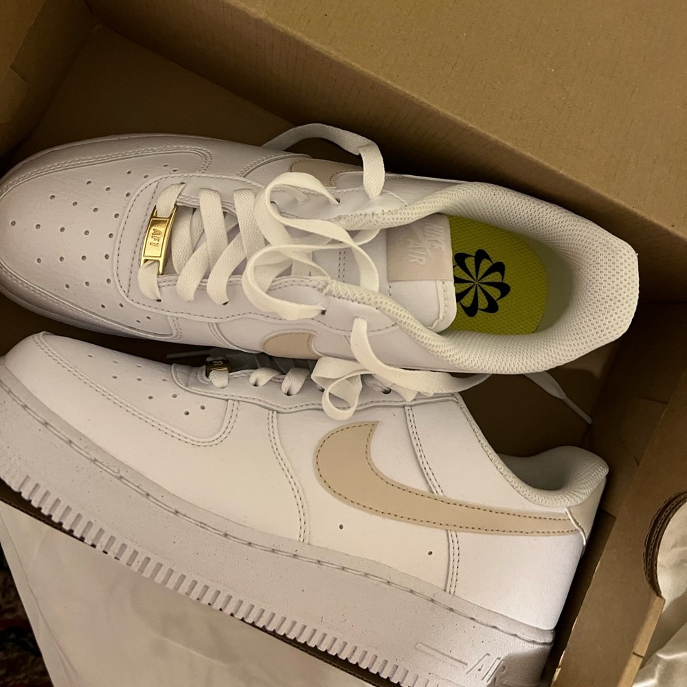 Nike Air Force 1 '07 sneakers in white and gold metallic